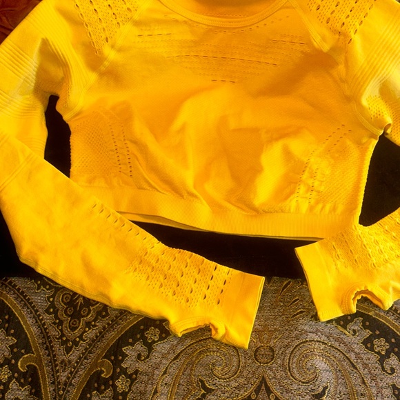 Two-piece crop top active wear set - Picture 2 of 7